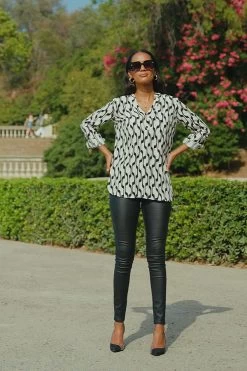 White & Black Geometric Print Button Detail Tunic Top -Trendora Shop 2fd4ba013e09caa6c2602536c79665c46fe2d9ae