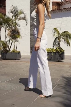 White Wide Leg Jeans With Gold Button Detail 13 White Wide Leg Jeans With Gold Button Detail -Trendora Shop 3793b02f5fbe59b05ab1be8b7393247f95d1d11e