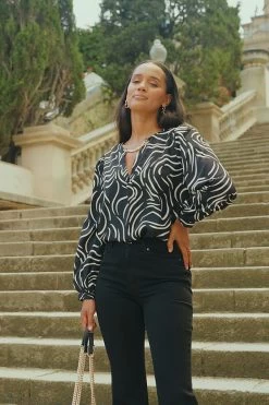 Black & Ivory Swirl Print Chain Detail Top -Trendora Shop 96b0262094d866508f3240877a679ecefa2dfbeb