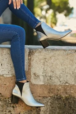 Silver Leather Mid Heel Chelsea Boot 10 Silver Leather Mid Heel Chelsea Boot -Trendora Shop web 42 s21tk105be a21bd011be 082