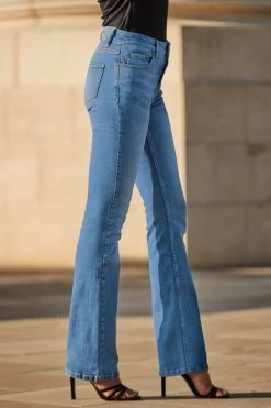 Light Wash Mid Rise Bootcut Jeans -Trendora Shop web 2307 42 s23bd010dm001w s23tj083bk0001 42 190