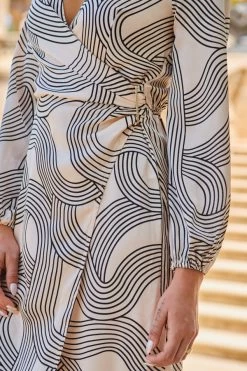White & Black Geometric Print Satin Wrap Dress 11 White & Black Geometric Print Satin Wrap Dress -Trendora Shop web 2307 68 a23dw014bkwe01 68 168