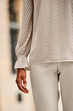 Natural Textured Chevron Print Top 11 Natural Textured Chevron Print Top -Trendora Shop web 2308 120 a23tw048cm0003 120 309 rt