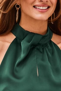 Emerald Green Satin Twist Front Halter Neck Top -Trendora Shop web 2308 50 a23tw011gn0001 s23bw030gn0001 50 385 rt