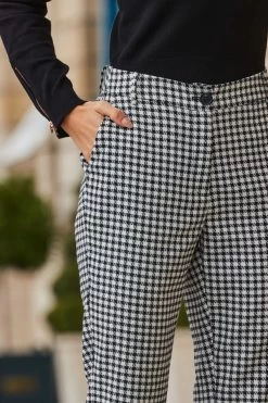 Black & White Dogtooth Print Tapered Leg Trousers 11 Black & White Dogtooth Print Tapered Leg Trousers -Trendora Shop web 2308 56 a23bw025bkwe01 a23ol009bk0001 56 368