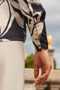 Black Floral Print Satin Top -Trendora Shop web 2308 72 a23tw076ivfl01 a23bw037we0001 72 188