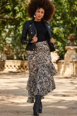 Black Leather Biker Jacket With Gold Button Detail -Trendora Shop web 2309 24 s23sw027bran01 a23ol002bk0001 a22tk530bk0001 24 145 1