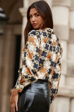 Gold Geometric Print Luxe Satin Shirt -Trendora Shop web 2310 41 s23tw137brge01 as23sp002bk0001 41 280 rt