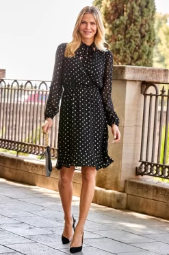 Black & Gold Metallic Spot Print Tie Neck Dress 14 Black & Gold Metallic Spot Print Tie Neck Dress -Trendora Shop web 28 s23dw002bksp01 050