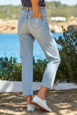 Light Wash Blue Straight Leg Jeans 9 Light Wash Blue Straight Leg Jeans -Trendora Shop web 78 s22tw037nasp01 s22bd500dm001w 151