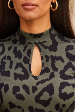 Khaki Green Animal Print Keyhole Detail Wide Leg Jumpsuit 10 Khaki Green Animal Print Keyhole Detail Wide Leg Jumpsuit -Trendora Shop web 91 s23jj004khan01 131