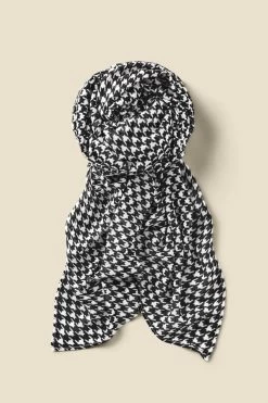 Black & White Dogtooth Print Scarf -Trendora Shop web a22ac012bk a