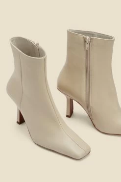 Ecru Leather Square Toe Ankle Boot -Trendora Shop web a22fw046eu0001 d
