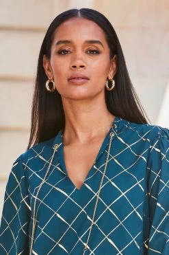 Gold Twist Detail Hoop Earrings 5 Gold Twist Detail Hoop Earrings -Trendora Shop web crop 2309 161 a23tw072gr0001 161 081 1