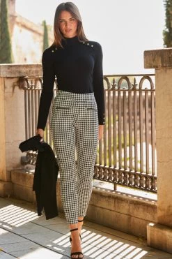 Black & White Dogtooth Print Leggings With Zip Detail Pockets 12 Black & White Dogtooth Print Leggings With Zip Detail Pockets -Trendora Shop web rt 63 a22bj003bk0001 091 1