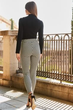 Black & White Dogtooth Print Leggings With Zip Detail Pockets 11 Black & White Dogtooth Print Leggings With Zip Detail Pockets -Trendora Shop web rt 63 a22bj003bk0001 176 1