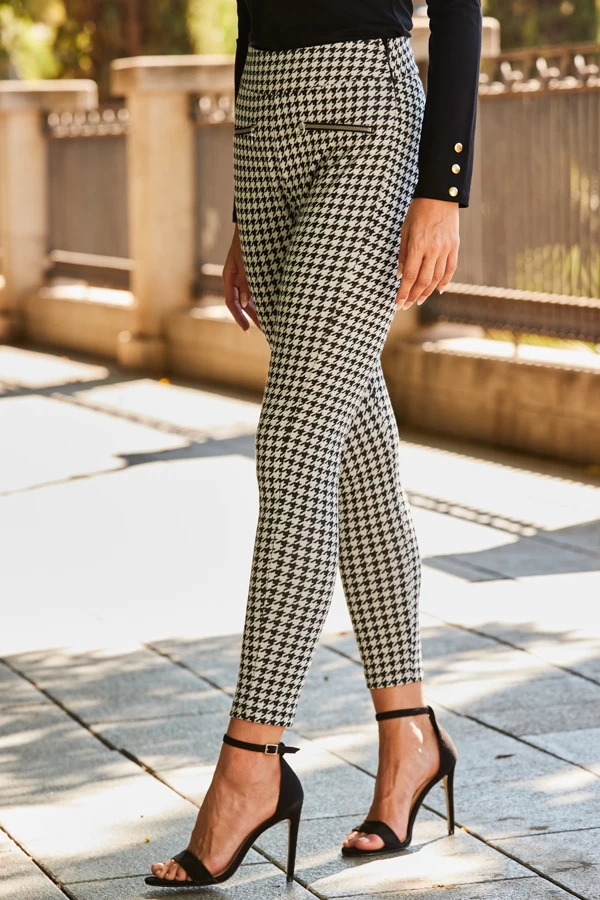 Black & White Dogtooth Print Leggings With Zip Detail Pockets 3 Black & White Dogtooth Print Leggings With Zip Detail Pockets - Image 3
