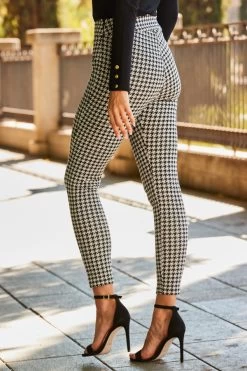 Black & White Dogtooth Print Leggings With Zip Detail Pockets 10 Black & White Dogtooth Print Leggings With Zip Detail Pockets -Trendora Shop web rt 63 a22bj003bk0001 219