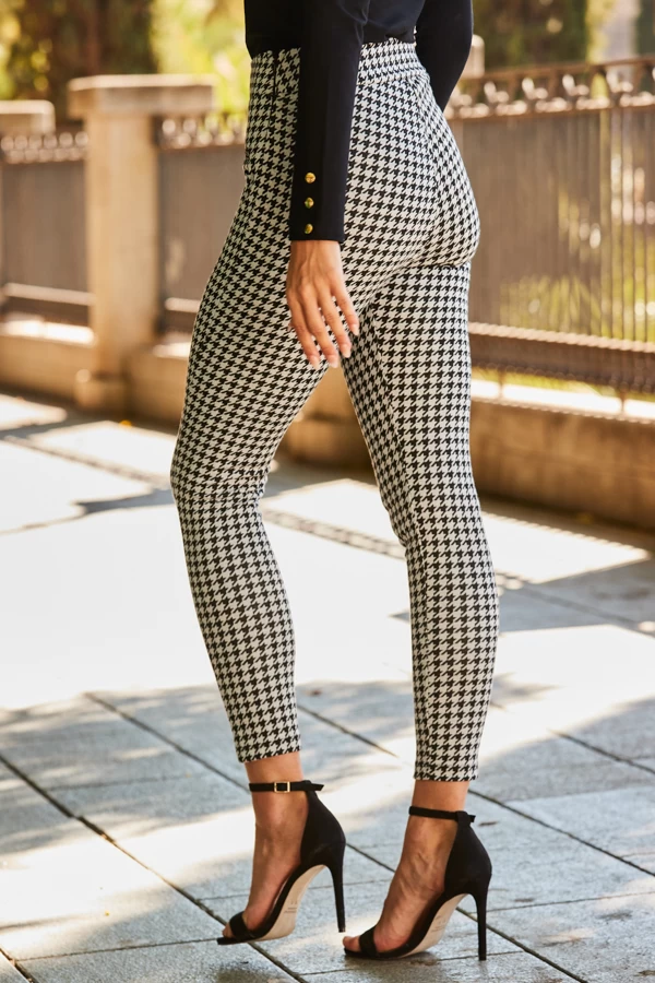 Black & White Dogtooth Print Leggings With Zip Detail Pockets 4 Black & White Dogtooth Print Leggings With Zip Detail Pockets - Image 4